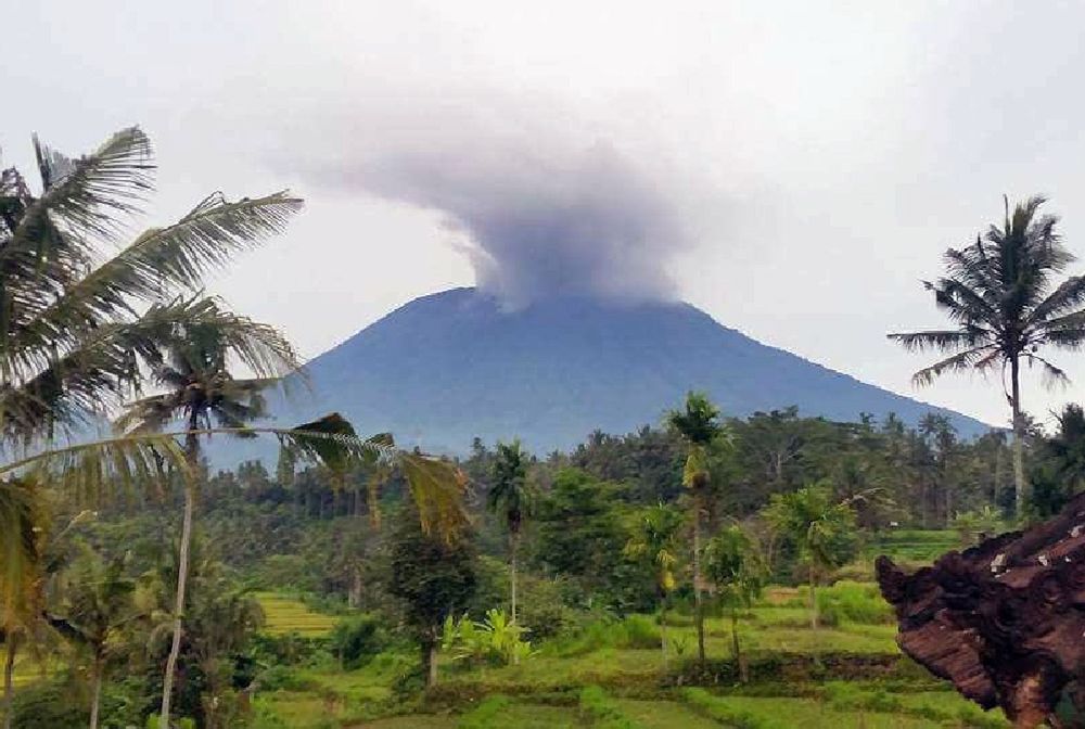 W azjatyckim kurorcie wybuchł wulkan. Z wyspy uciekły już dziesiątki tysięcy ludzi