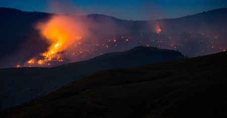Wulkan Ognia wystrzelił lawą na 400 m w górę