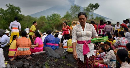 Wulkan wybuchł na indonezyjskiej wyspie Bali. Popioły zagrażają samolotom