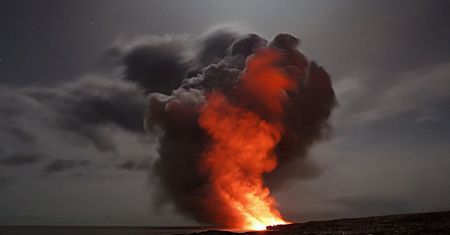 Erupcja wulkanu w Gwatemali. Z krateru wypływa lawa