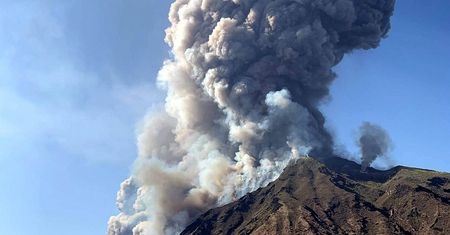 Włochy. Erupcja wulkanu na wyspie Stromboli niedaleko Sycylii. Nie żyje turysta