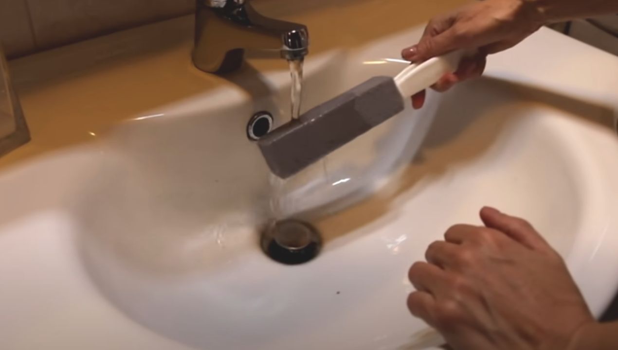 Czym czyścić umywalkę? Fot. YouTube
