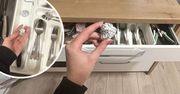 Zawsze trzymam kulkę z folii aluminiowej w kuchennej szufladzie. Oszczędza mi sporo nerów