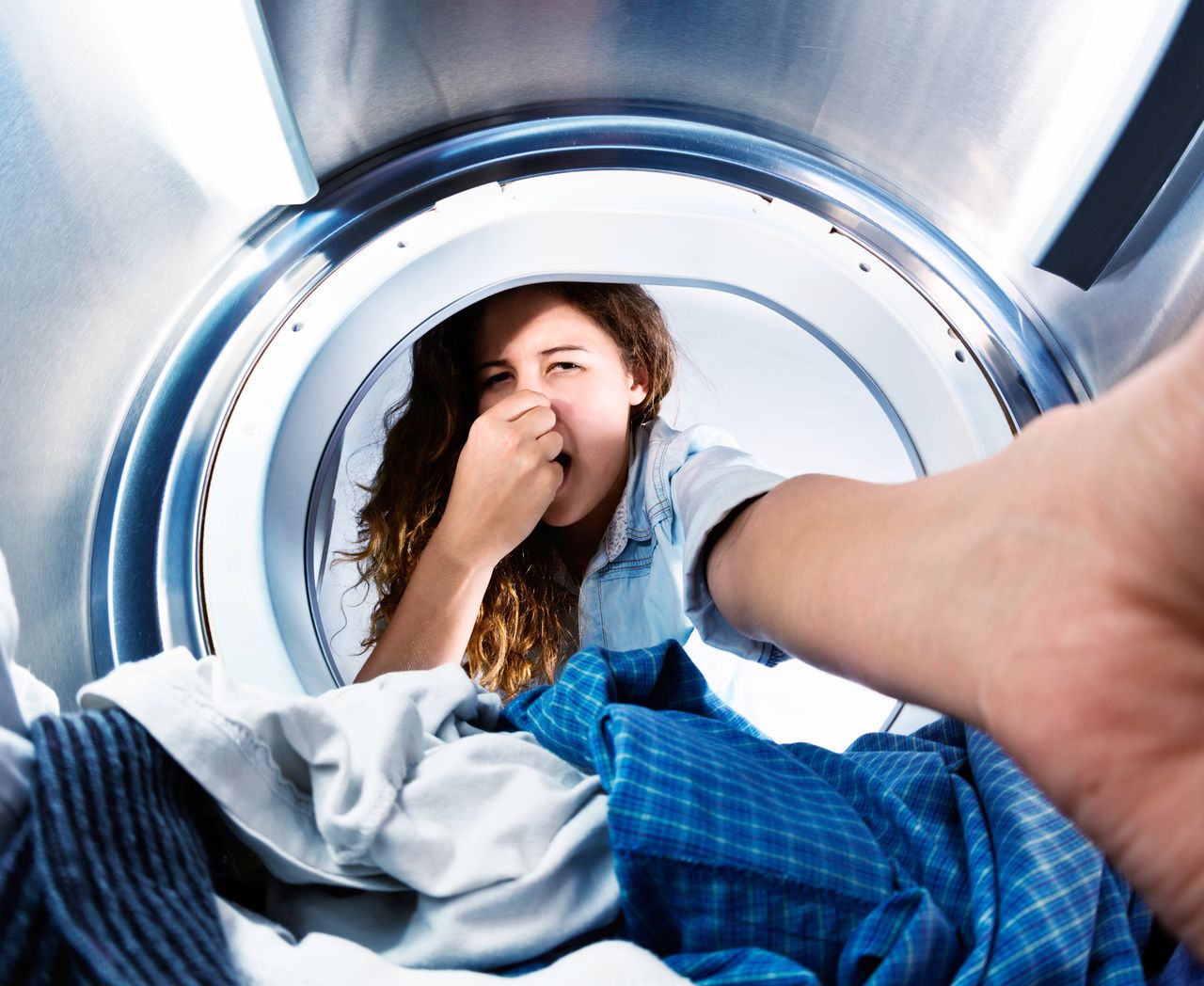Jak pozbyć się brzydkiego zapachu z pralki, fot. getty images