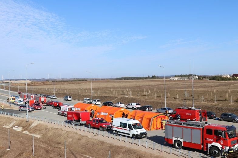 Ćwiczenia strażaków na nowej obwodnicy Suwałk.