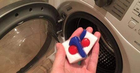 2 tabletki od zmywarki wrzuć do pralki. Ten patent robi szał i działa za każdym razem
