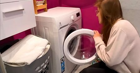 Umieść w pustym bębnie i włącz pralkę. Sama się wyczyści i brzydki zapach zniknie