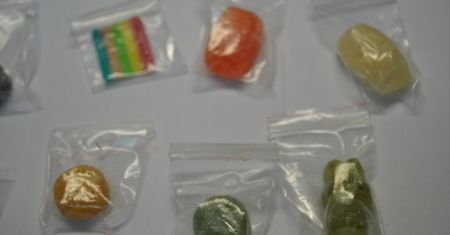 Żelki z LSD. Rodzina z Targówka trafiła do szpitala