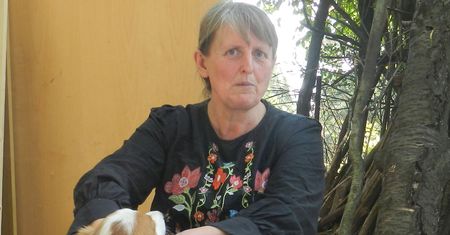 Dwa psy, trzy kozy, dwadzieścia kur i ona, Dorota. Żyje bez pieniędzy w sercu Warszawy