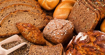 Kromka chleba - kalorie. Ile kalorii ma chleb pszenny, ile żytni, a ile graham?