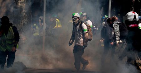 "Żółte kamizelki" starły się z policją. W ruch poszły pałki i gaz