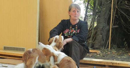 Dwa psy, trzy kozy, dwadzieścia kur i ona, Dorota. Żyje bez pieniędzy w sercu Warszawy