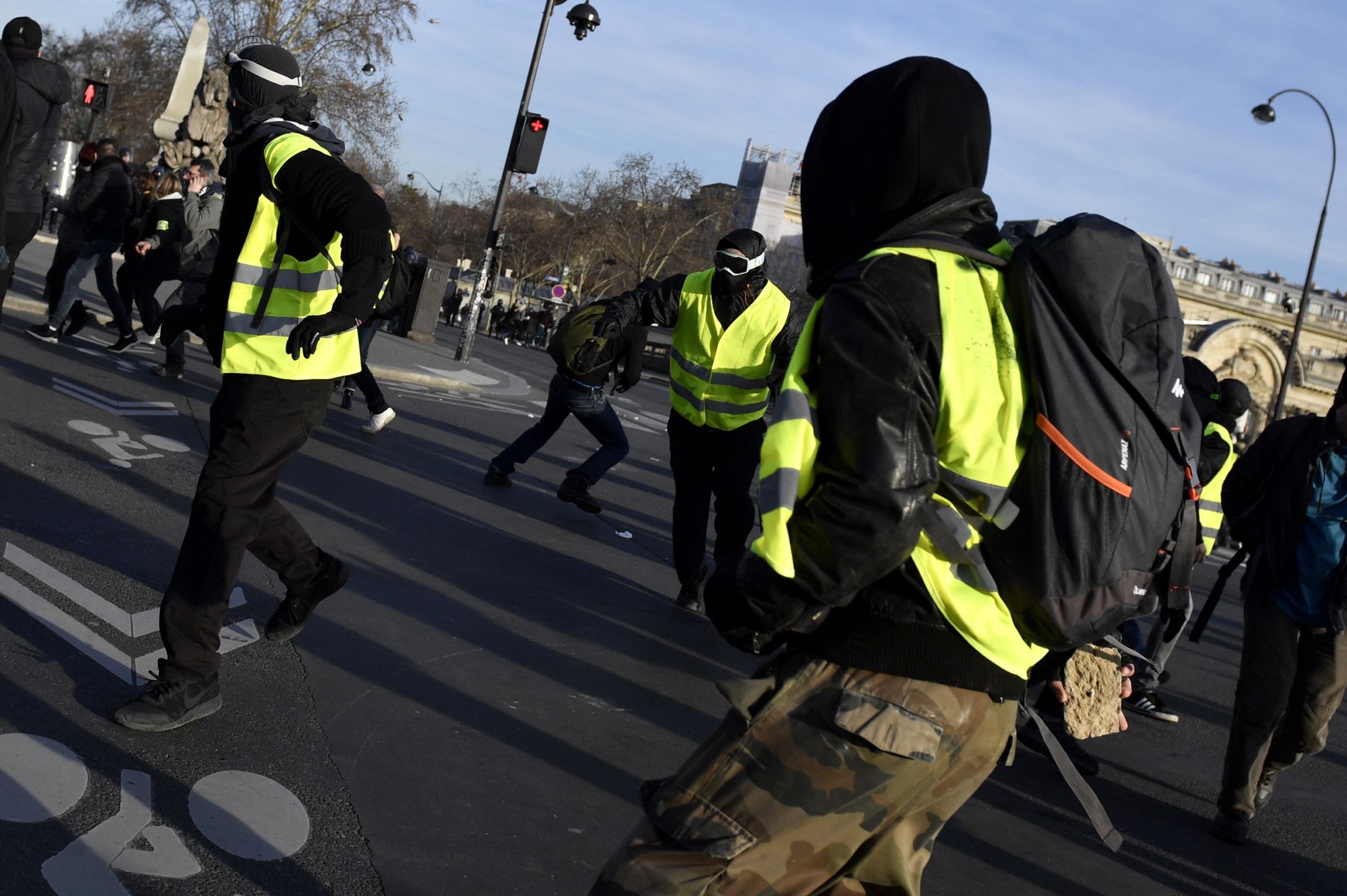 Protest żółtych kamizelek we Francji był dobrą pożywką dla rosyjskich trolli