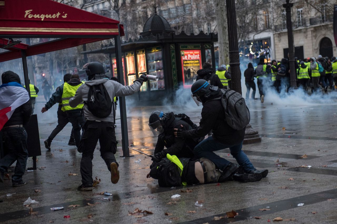 "W Polsce nie uniknęliby kary". Eksperci o brutalnych działaniach francuskiej policji