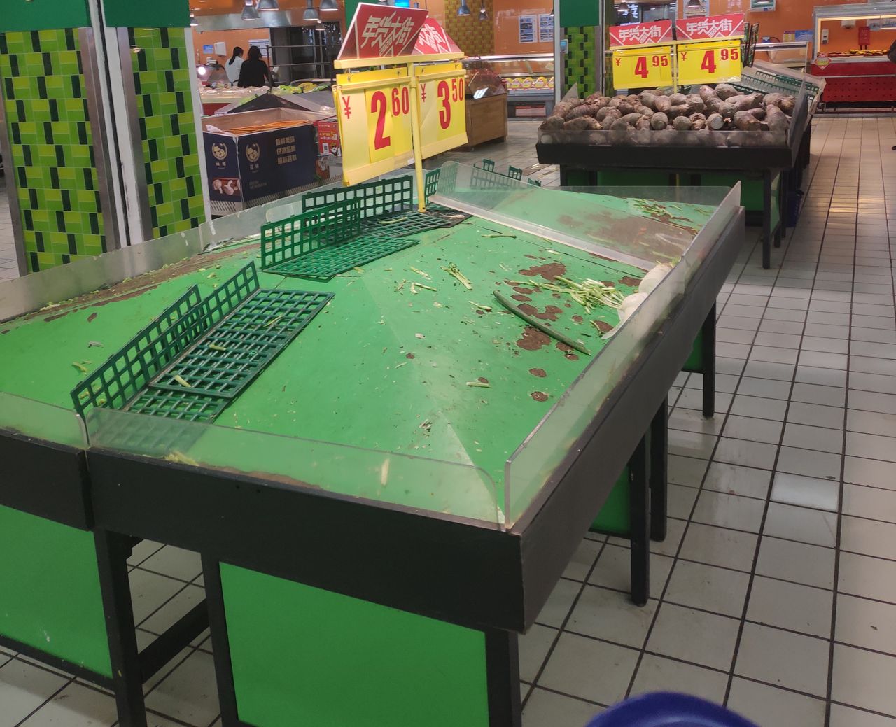 Koronawirus w Chinach. Pusto na ulicach, pusto w sklepach. "Nie ma warzyw, mięsa, jajek"