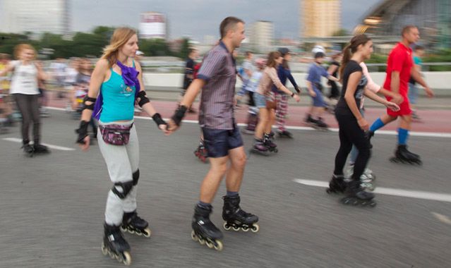 Osoba na rolkach to też pieszy