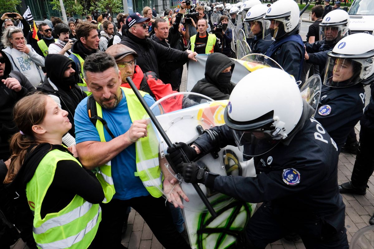Starcia "żółtych kamizelek" z policją w Paryżu. Aresztowano 175 osób