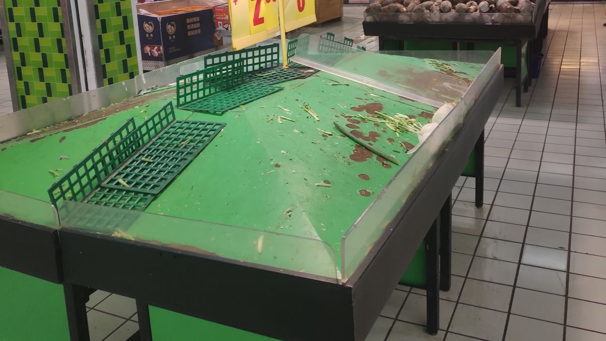 Towary w dużych sklepach jest natychmiast wykupowany. Małe są zamknięte.