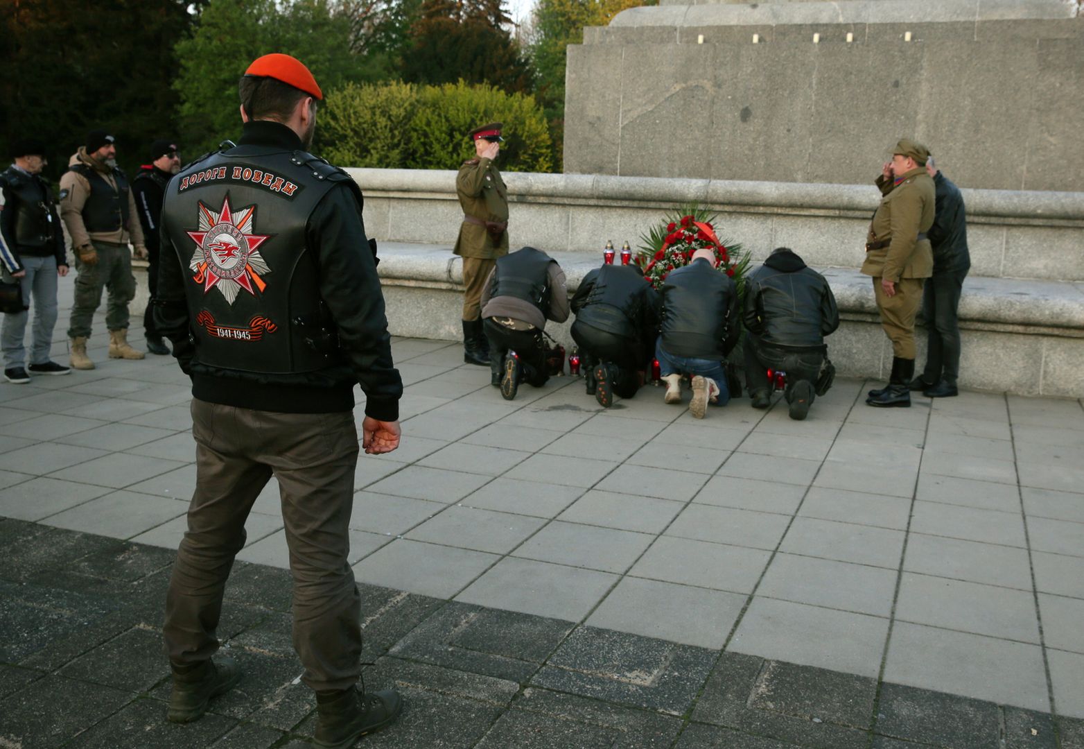 Członkowie klubu motocyklowego "Nocne Wilki" w towarzystwie grupy motocyklistów z Polski, Rosji, Słowacji i Niemiec złożyli kwiaty na Cmentarzu Mauzoleum Żołnierzy Radzieckich przy ul. Żwirki i Wigury w Warszawie
