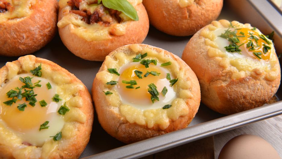 Ekspresowe jajeczne bułki. Sprytny sposób na czerstwe pieczywo