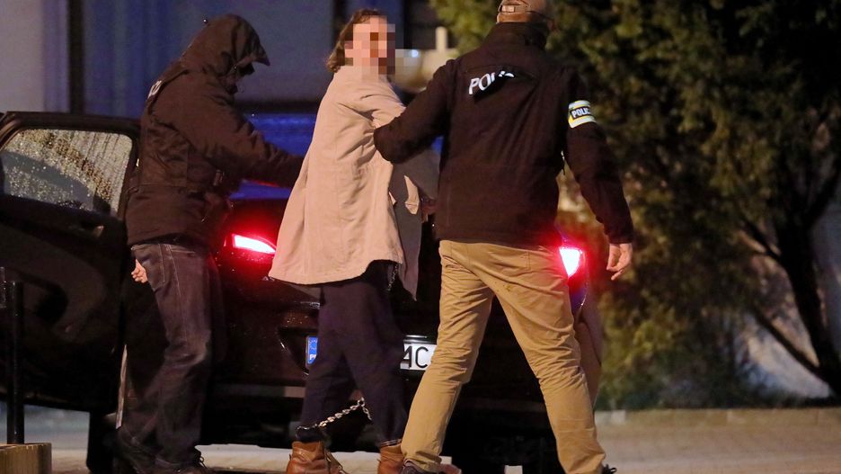 Ojciec Amelki wyprowadzany po przesłuchaniu w prokuraturze 