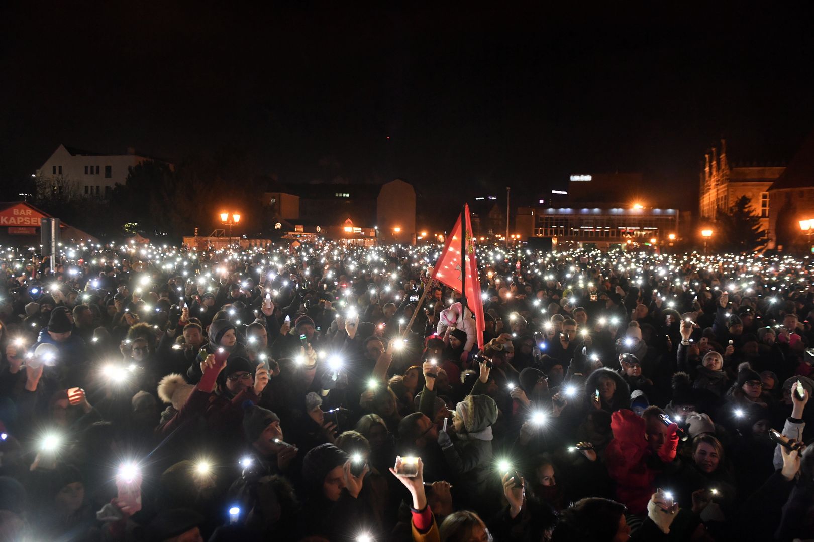Tysiące gdańszczan na Targu Węglowym puszczają "Światełko do Pawła"