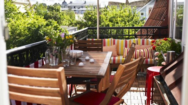 Słoneczny balkon wymaga odpowiednich roślin i mebli