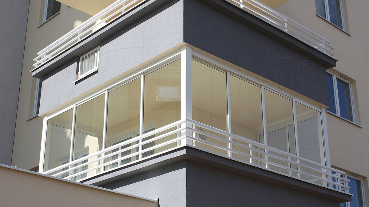Przeszklenie balkonu czy wykonanie zabudowy z pleksi będzie wymagać zdobycia pozwolenia