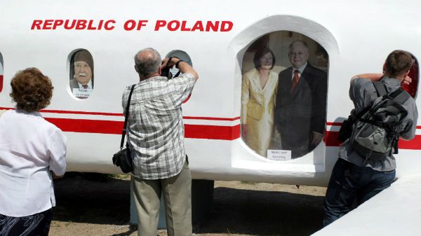 Makieta tupolewa, który rozbił się w czasie katastrofy smoleńskiej; zaprezentowana i poświęcona w Kałkowie.