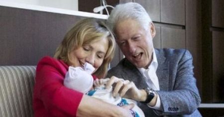Bill Clinton pochwalił się wnuczką. Trzyma ją w ramionach. Jest taka słodka i malutka
