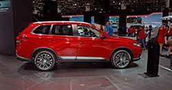 Nowy Mitsubishi Outlander: nowocześniejszy i przyjemniejszy w dotyku