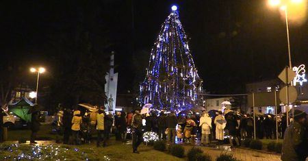 W Łobżenicy rozświetlono choinkę