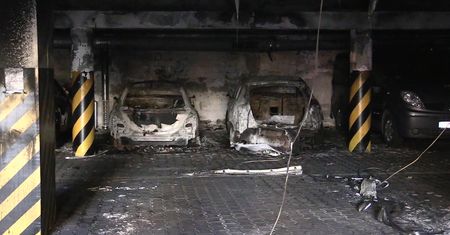 Spłonęło kilka aut. 120 osób ewakuowanych