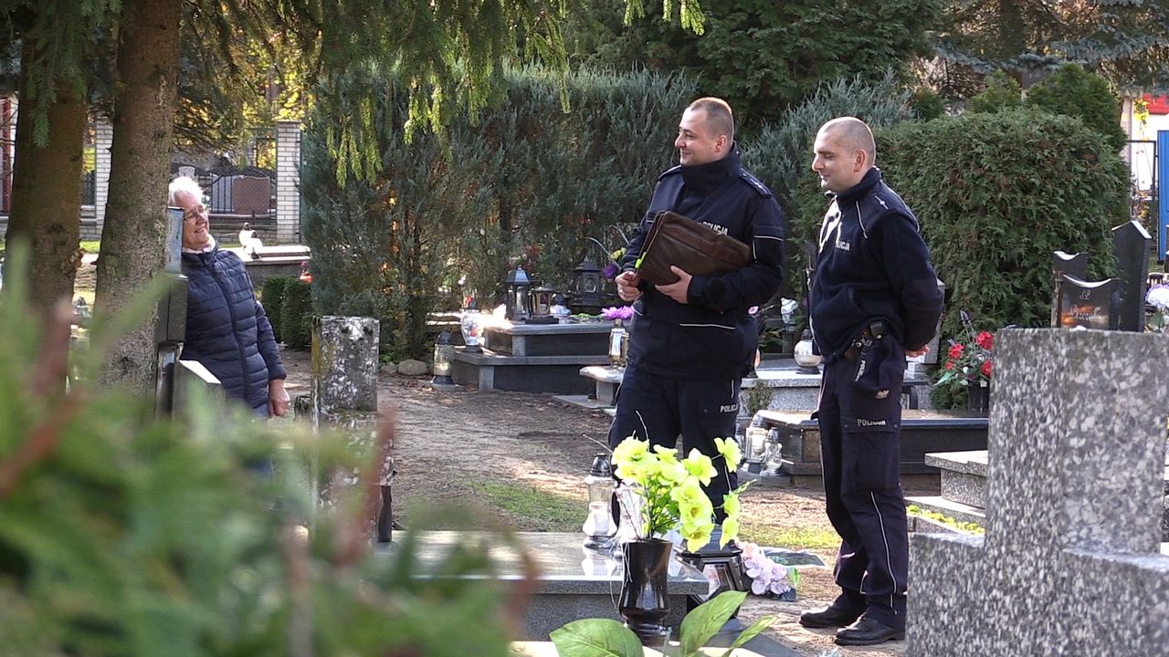 Policja na cmentarzu