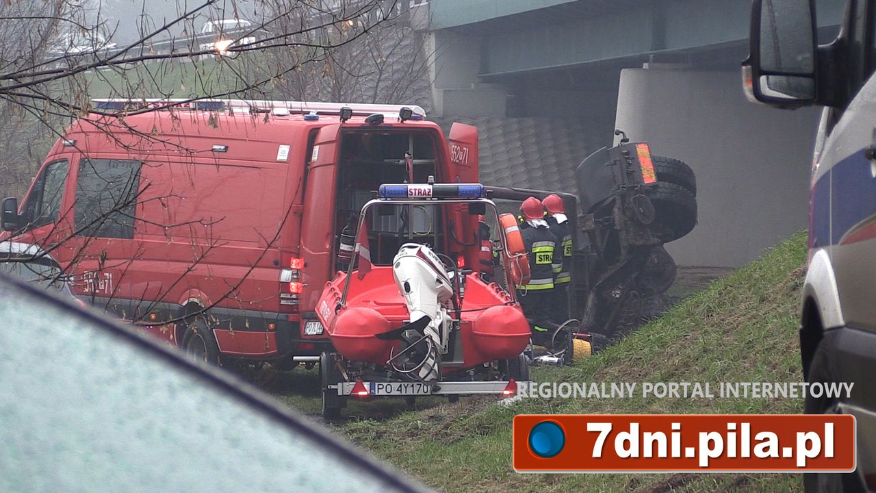 Ciężarówka spadła do rzeki