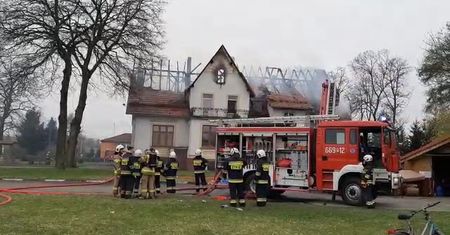 Płonął pałacyk w Sławianowie – FOTO