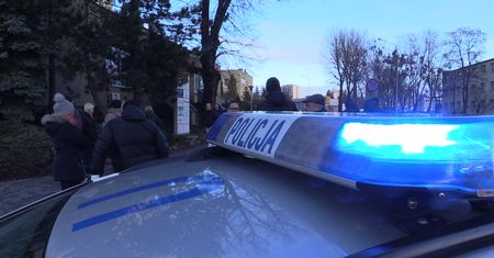 Policjanci zatrzymali 16-letnich sprawców fałszywego alarmu bombowego