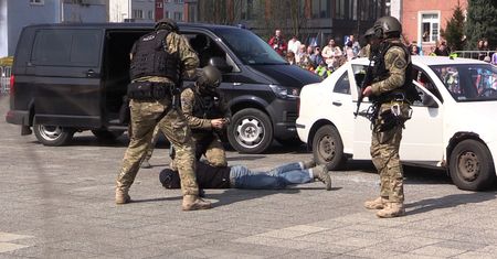Antyterroryści na pl. Staszica