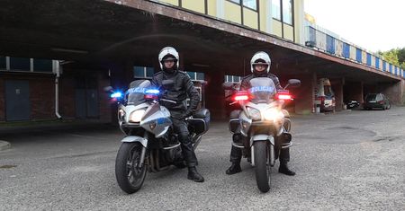 Policjanci eskortowali do szpitala rodzącą kobietę