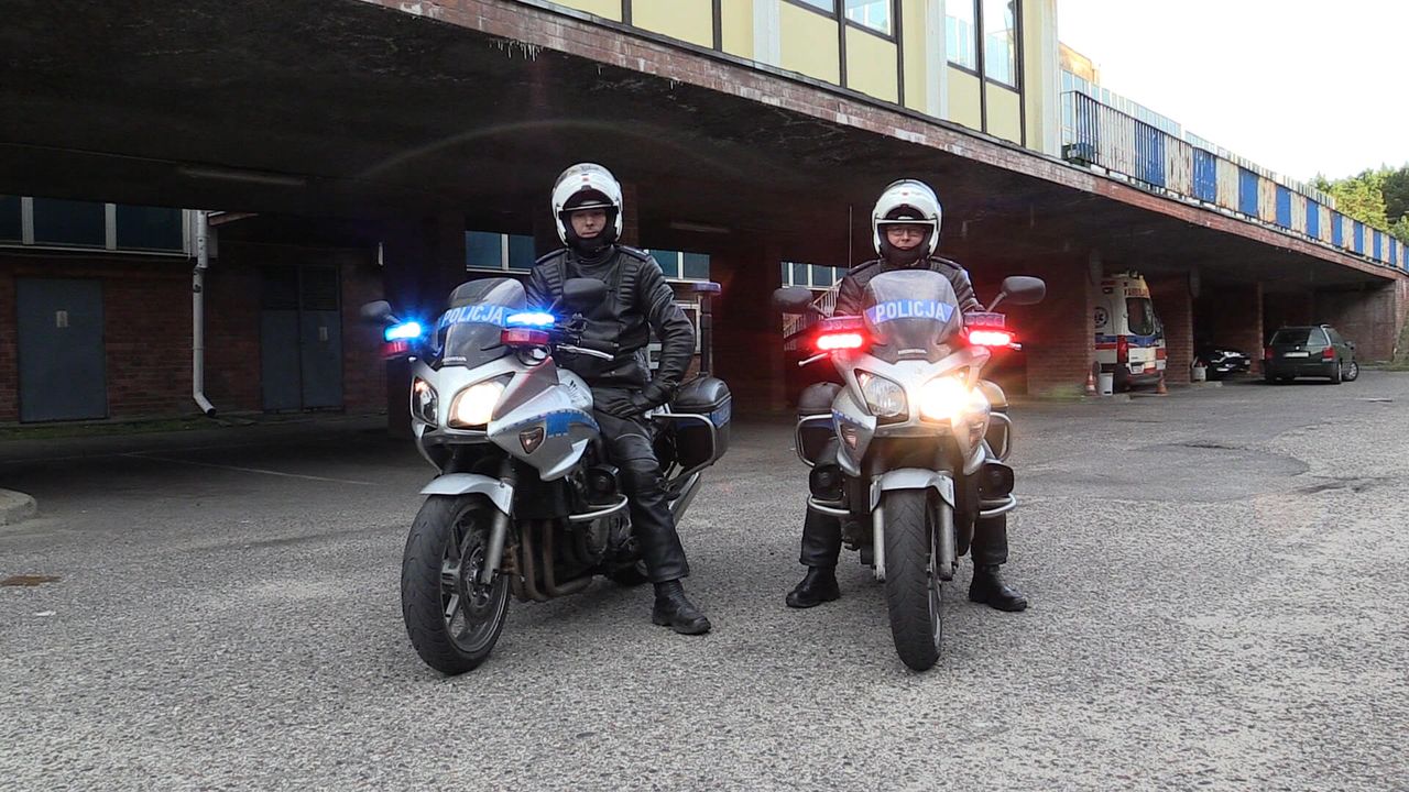 Policjanci eskortowali do szpitala rodzącą kobietę