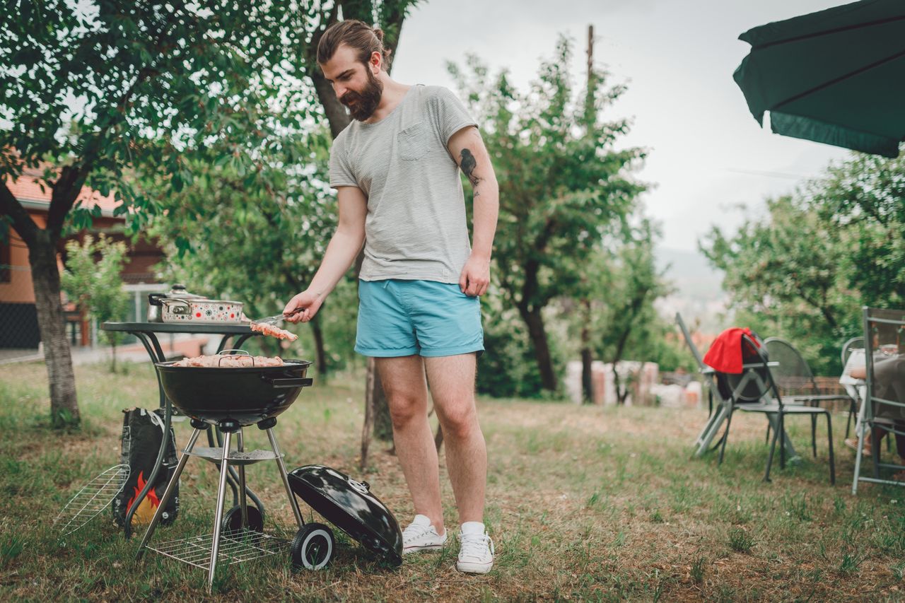 Do czego służy popielnik w grillu, fot. gettyimages