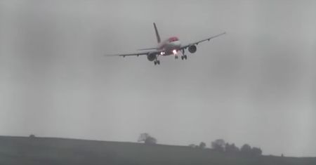 Francuz zgłosił bombę w samolocie. Bo nie chciał spotkać rodziców