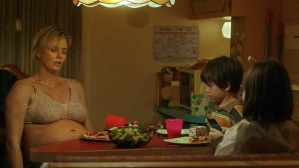 "Tully" to komedia z Charlize Theron w roli matki trójki dzieci