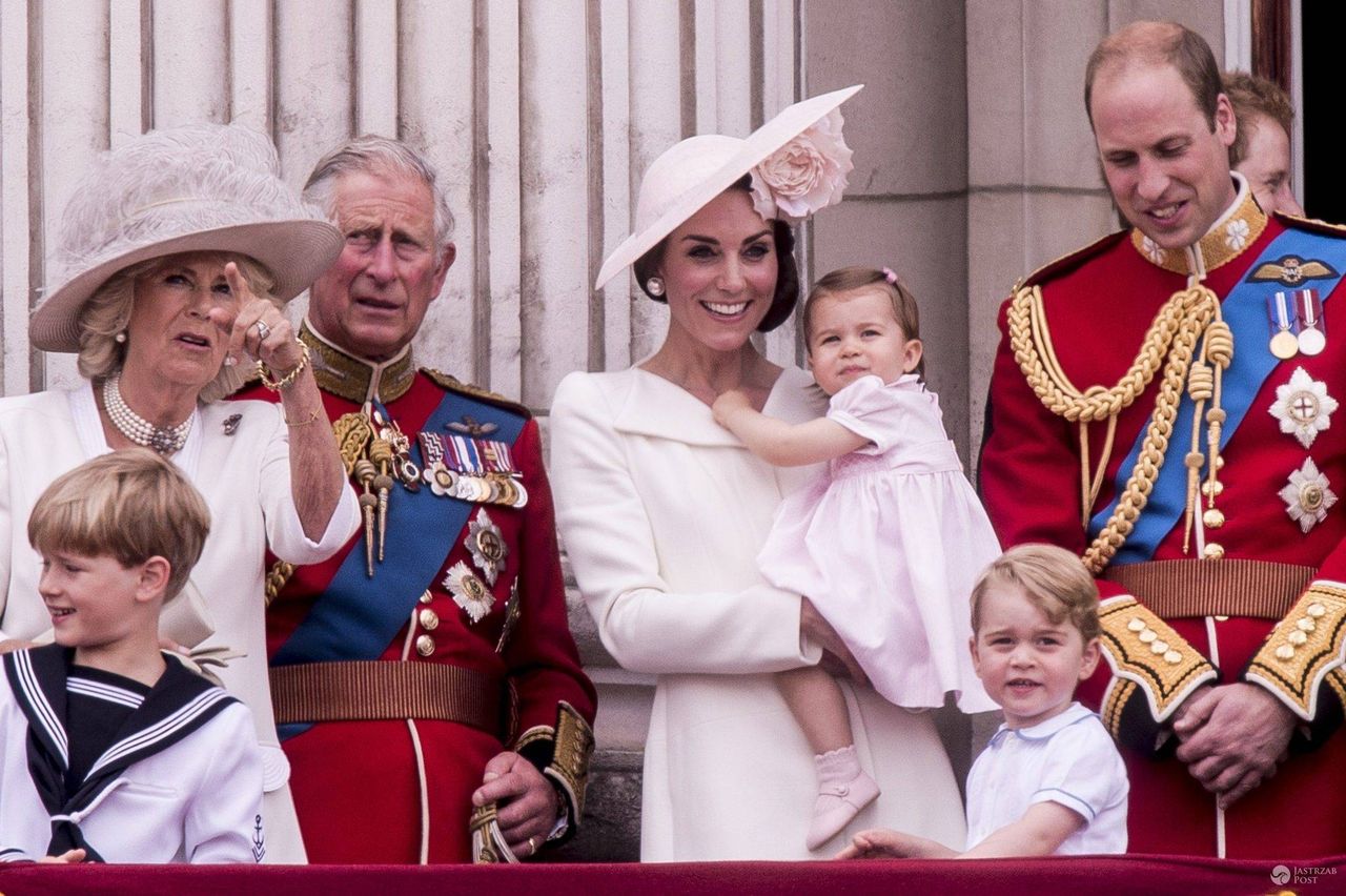 Księżna Camilla, książę Karol, księżna Kate, księżniczka Charlotte, książę George, książę William oglądają paradę wojskową z balkonu Pałacu Buckingham (fot. ONS)