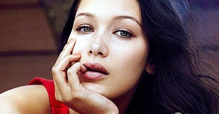 21-letnia Bella Hadid z okazji urodzin zmysłowo eksponuje ciało w stringach! Gorąca fota podbija internet