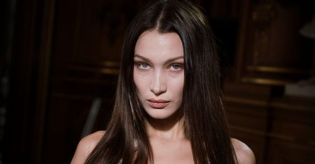 Bella Hadid z powodu epidemii koronawirusa namawia do zamknięcia się w domu. Dodała zdjęcie topless