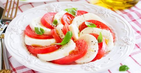 Mozzarella w kuchni - dlaczego warto i jak jeść ten ser?