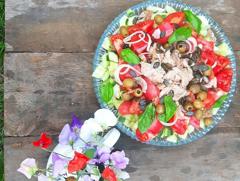 Pomidorowa sałatka panzanella z tuńczykiem. Pyszne połączenie ryby i warzyw