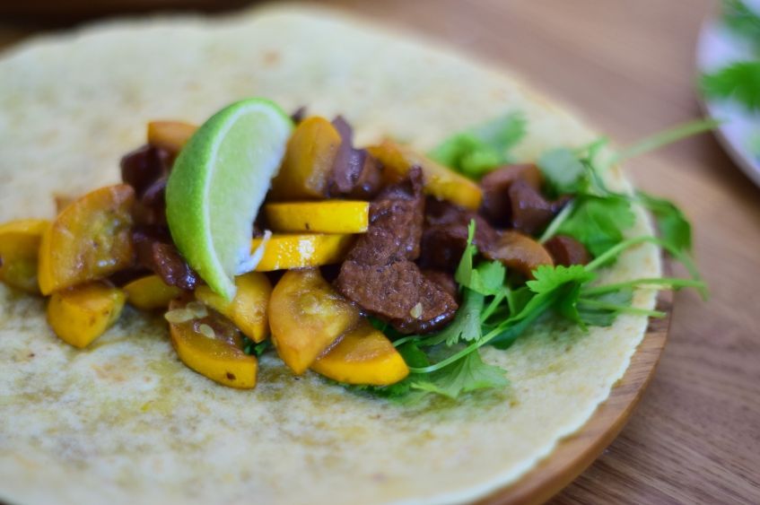 Tortilla z wołowiną i kurkami