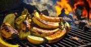 Banany z grilla - przepis na niebanalny deser. Jak je przygotować?
